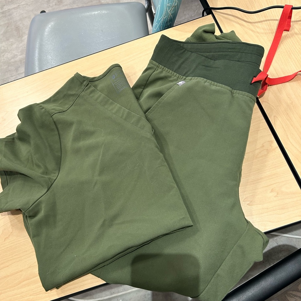 Figs olive green set M Zamora jogger one pocket top